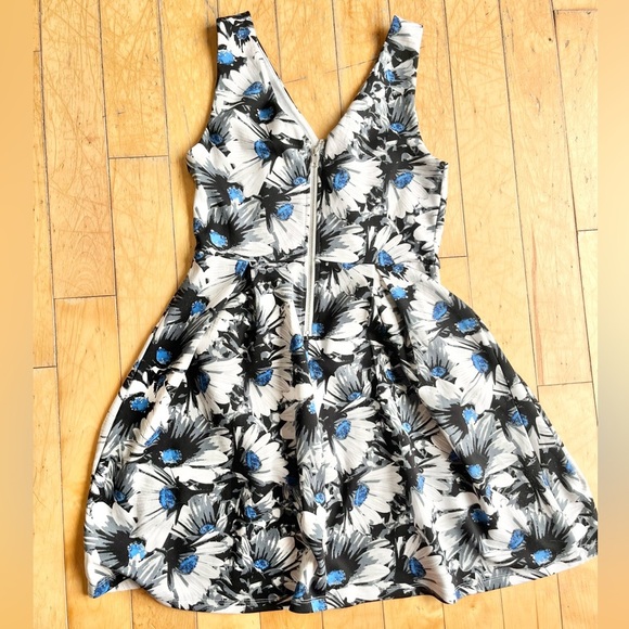 ROMEO AND JULIETTE Mini Floral Black and Blue Sleeveless Dress Size Medium - Picture 4 of 6